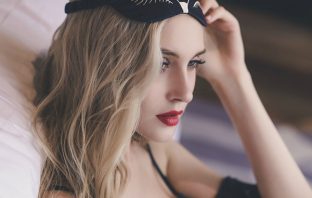 Sleeping Beauty: Οι μάσκες που θα σας χαρίσουν υπέροχα μαλλιά ενώ εσείς κοιμάστε