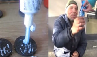 Νεαρός έδωσε μπισκότα με οδοντόκρεμα σε άστεγο για να του κάνει φάρσα και να γελάσει