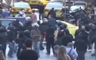 Επίθεση στο Μοναστηράκι: Ομάδες κουκουλοφόρων έκαναν περιπολίες αναζητώντας τα θύματά τους