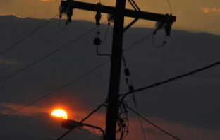 Handelsblatt: Δεν πληρώθηκε ο λογαριασμός και κόπηκε το ρεύμα; Οχι, στην Ελλάδα δεν θα σβήσουν τα φώτα