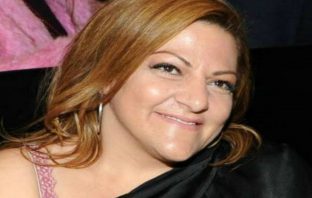 Σπάνια βραδινή έξοδος για την Βίκυ Σταυροπούλου και τον σύντροφό της! Τα τρυφερά τετ-α-τετ μπροστά στην κόρη της ηθοποιού