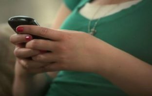 Σοκαριστικό: Γυναίκα τράκαρε ενώ κοιτούσε το κινητό της – Δείτε πώς έγινε το πρόσωπό της!