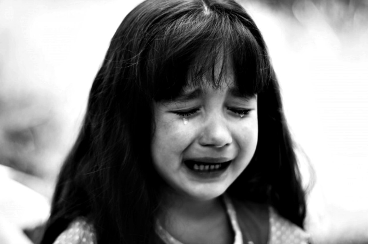 Потерпи маленькая. Девочка плачет. Плачушьея девочка. Плачущая девочка. Маленькая девочка плачет.