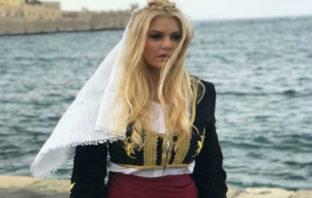 Μαρία Κορινθίου: Το επικό μαλλιοτράβηγμα με follower της – «Άντε γ@..σου κομπλεξικό»!