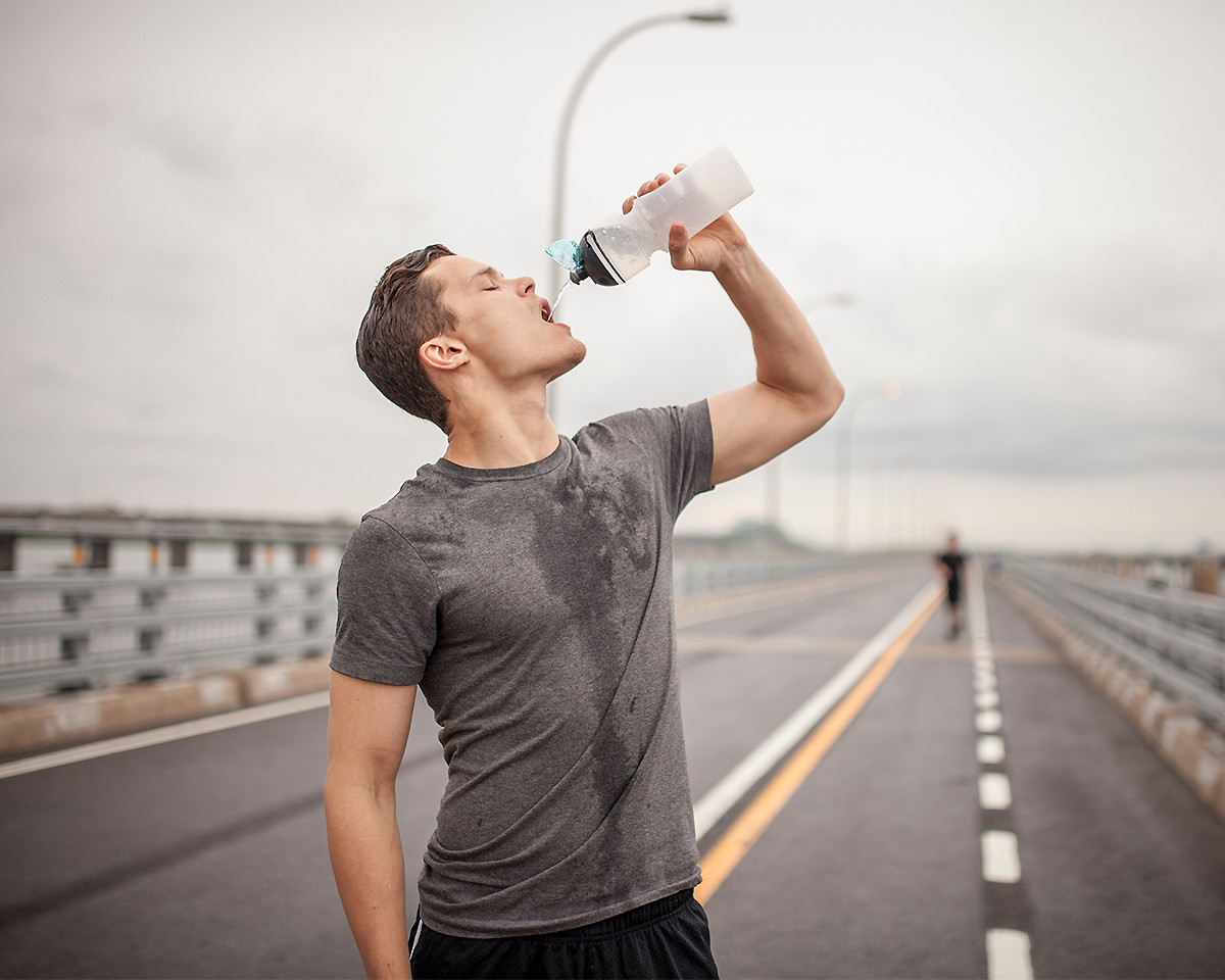 Почему в жару пьют. Мужчина пьет воду. Человек пьющий воду. Юноша пьет воду. Чел пьет воду.