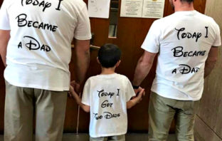 Δύο μπαμπάδες γίνονται viral για όσα έγιναν την πρώτη μέρα που υιοθέτησαν τον γιο τους