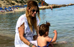 Το πρώτο μπάνιο της Αριστοτέλους με το παιδί της στη θάλασσα (ΦΩΤΟ)