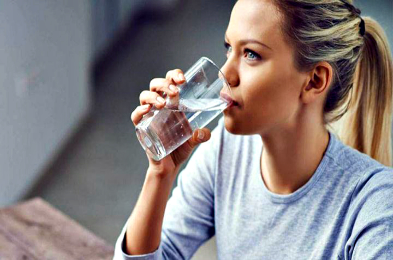 Почему рвет водой. Девушка со стаканом воды. Девушка пьет воду. Пить чистую воду. Пейте воду.