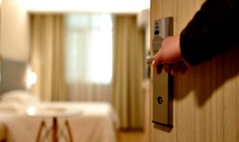 Υπ. Υγείας: Τα μέτρα προφύλαξης κατά εξάπλωσης COVID-19 σε ξενοδοχεία