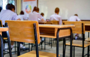 Θετικός καθηγητής που διδάσκει σε δύο σχολεία-Πήγαν κανονικά οι μαθητές στο ένα