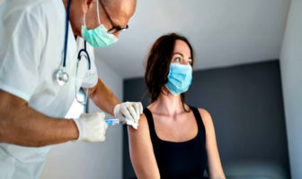 Τι πρέπει να κάνουμε αφού ολοκληρώσουμε τον εμβολιασμό μας εναντίον του SARS-CoV-2