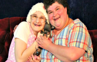 The Act: H ανατριχιαστική ιστορία της Dee Dee Blanchard που βασάνιζε το παιδί της επειδή το ήθελε άρρωστο
