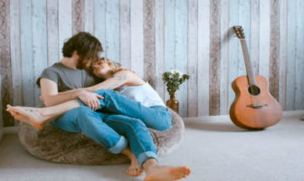 «Άφησα το σύζυγό μου για έναν 18χρονο – Οι φίλοι και συγγενείς ανησύχησαν για την επιλογή μου»